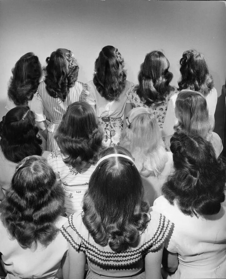 Прически 1945 года 23 Pictures Show How Strangely Beautiful The 1940s Really Were Vintage hairstyle