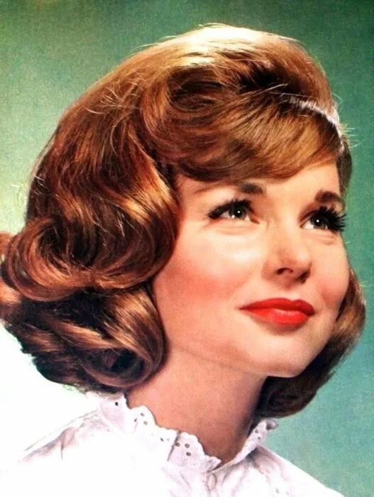 Прически 1960 х годов coiffure mi courte 1963 Sixties hair, 1960s hair, Hairstyle