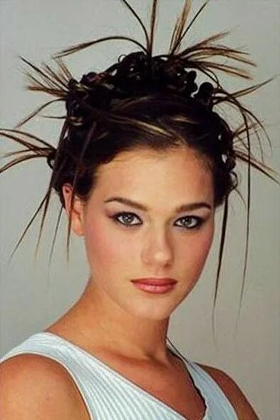 Прически 2000 THE Greatest 90s Hairstyles & Hair Accessories Making A Comeback Spiked hair, Ra