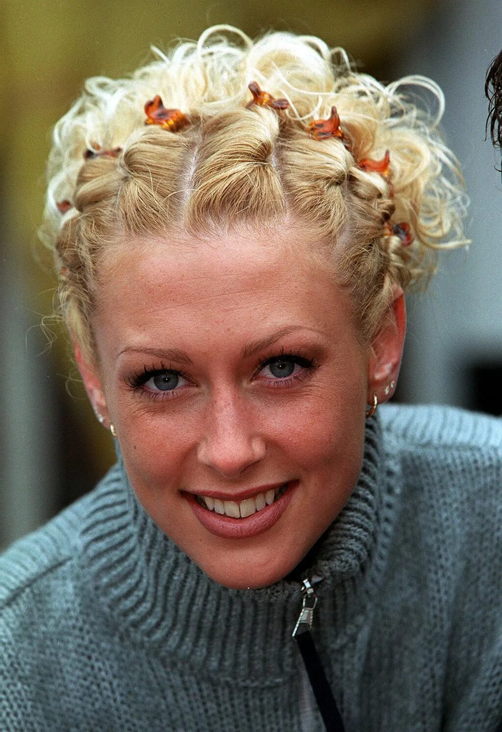 Прически 2000 годов Tying lots of little bits of your hair back with butterfly clips. 2000s hairstyl