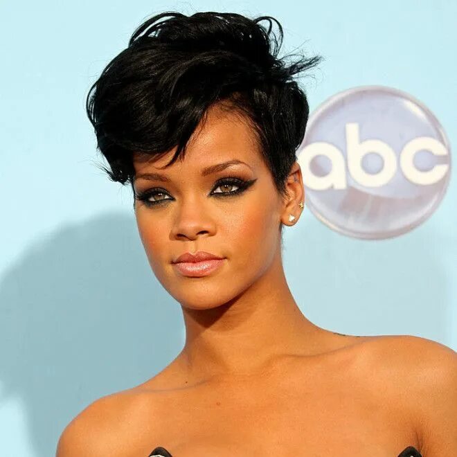 Прически 2005 года 25 Red Carpet Looks That Prove Rihanna Has Been Iconic Since 2005 Short hair sty