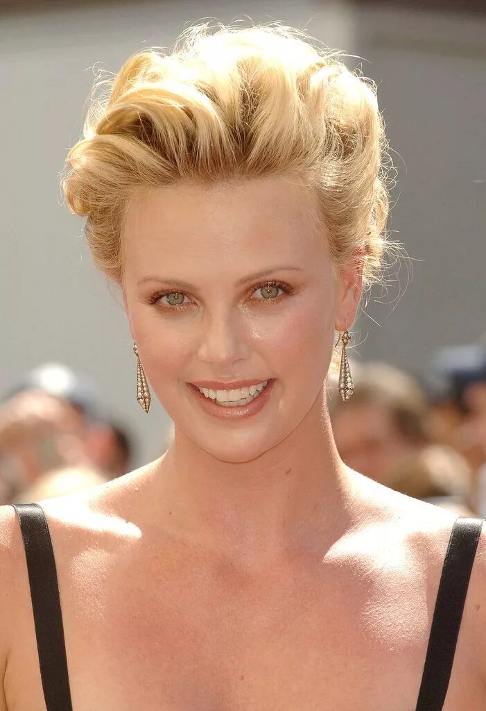 Прически 2005 года Charlize Theron Can Pretty Much Pull Off Any Hairstyle Hairstyle, Charlize thero