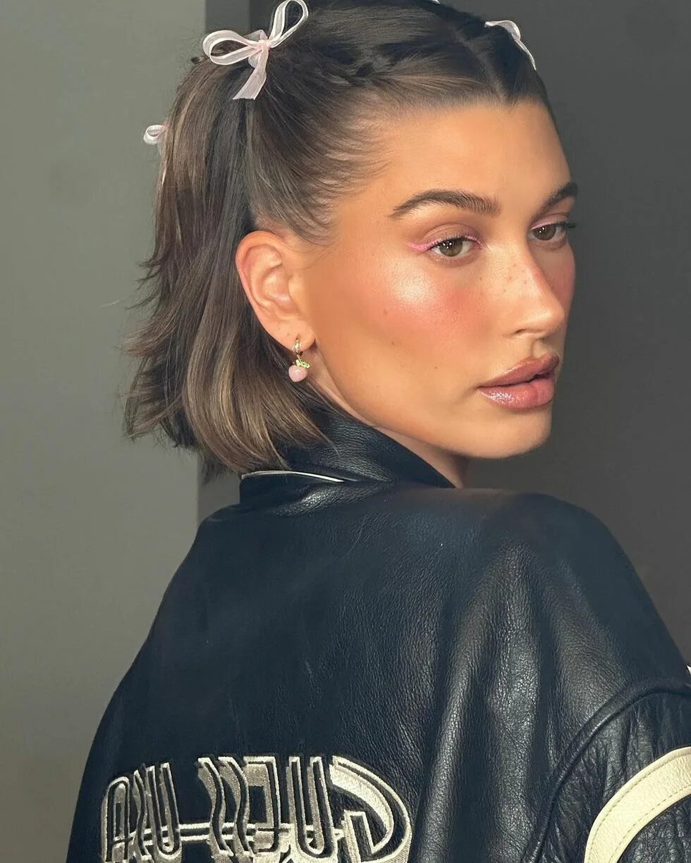 Прически 2023 женские Why We're All Still Enamoured By The Hair Bow