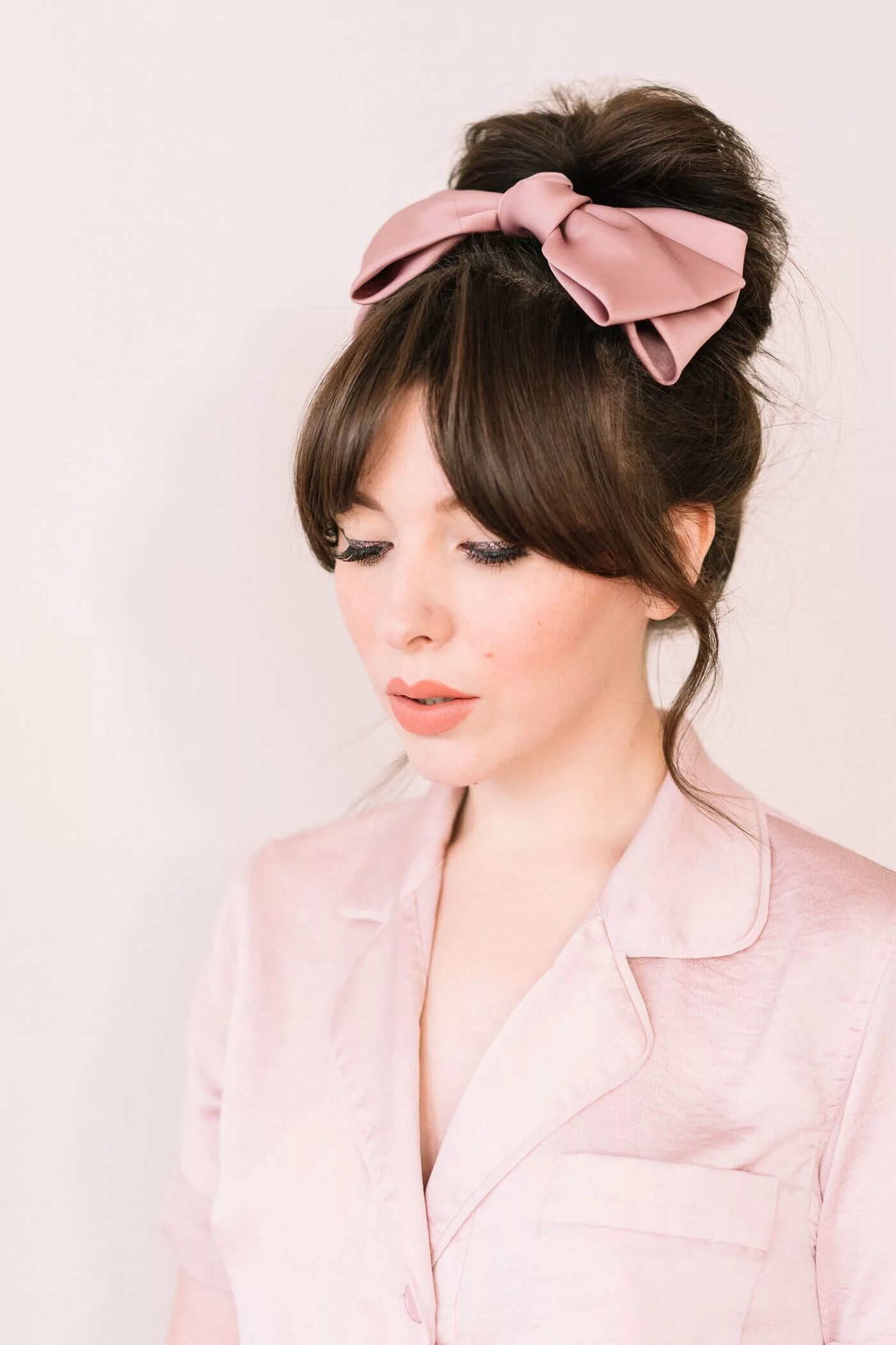 Прически 2024 с бантом Oversized Hair Bow: The Hair Accessory I'm Currently Obsessed With Bow hairstyle