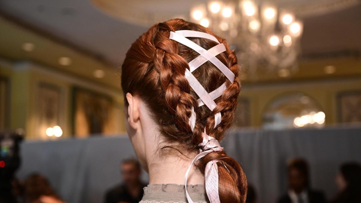 Прически 2024 женские тренды на выпускной This Corset Braid Is the Whimsical Wedding Hair for Those That Wish Bridgerton W