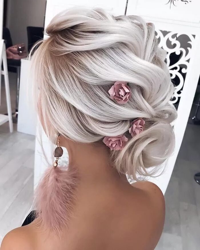 Прически 2024 женские вечерние platinum blonde hair, pink feather earrings, wedding hairstyles, hair in a low u