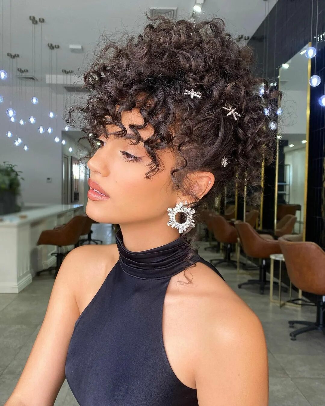 Прически 2025 года Праздничные прически на средние волосы: 12 крутых идей Curly hair up, Curly hair