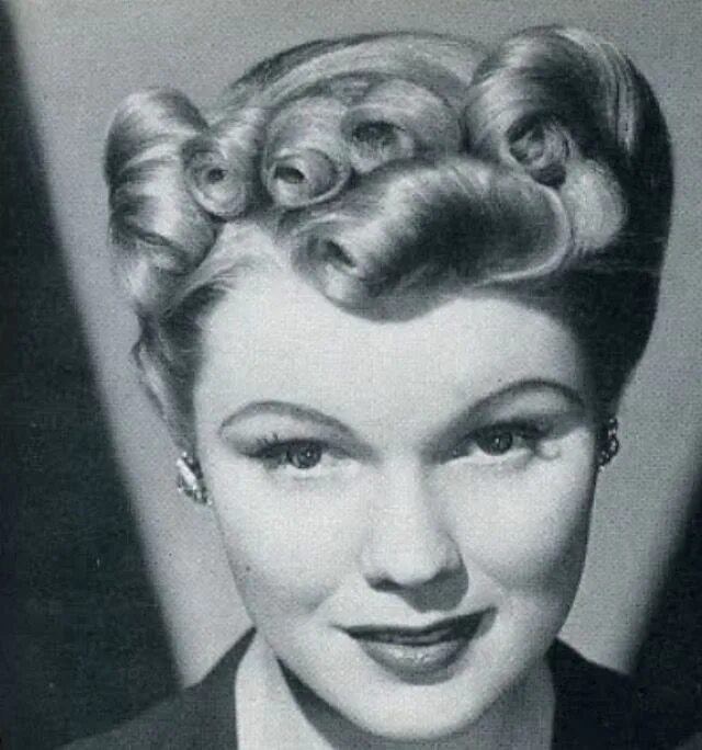 Прически 40 годов ссср Victory Rolls: The Hairstyle That Defined the 1940s Women's Hairdo vintage every