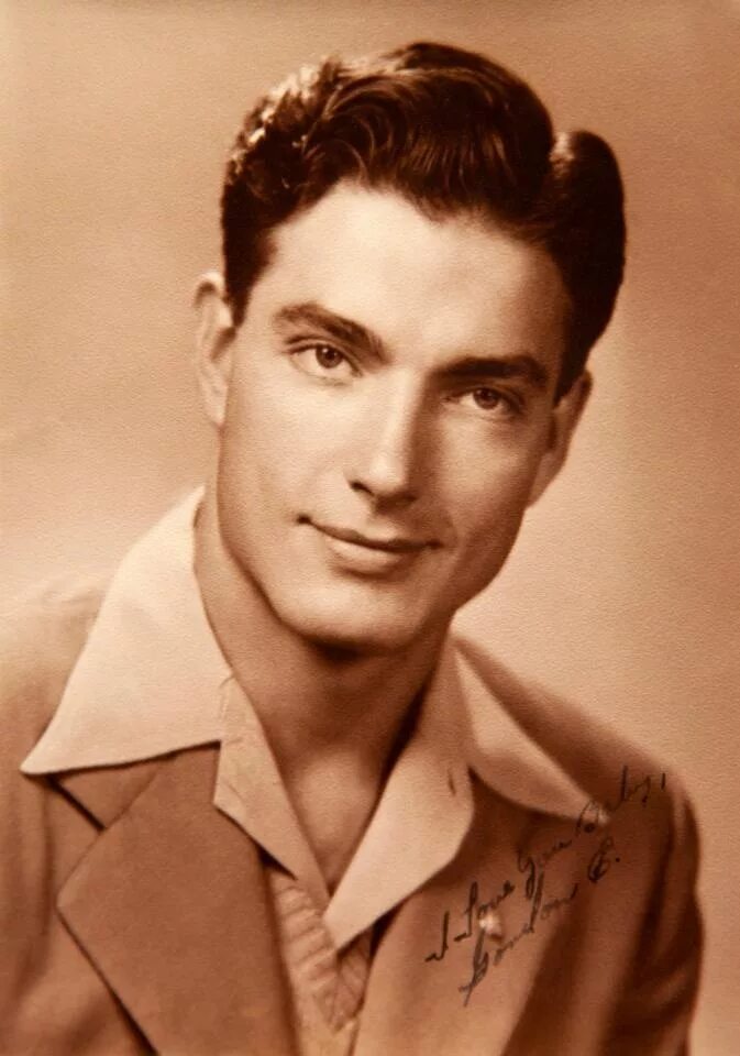 Прически 50 годов фото мужские Gordon Tidmore - my grandfather (mid 1940's) Looking like a leading man in Holly