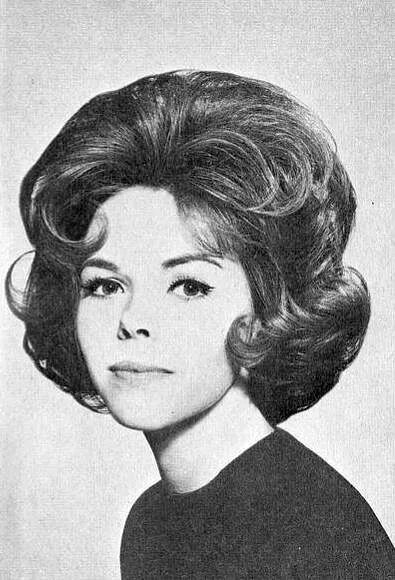 Прически 60 лет женщине какие 60s Curly Bouffant Hair Bouffant hair, 60s hair, Vintage hairstyles