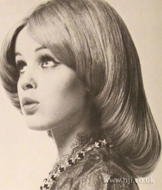 Прически 70 годов женские ссср carré des années 70 Vintage hairstyles, 1960s hair, Roll hairstyle