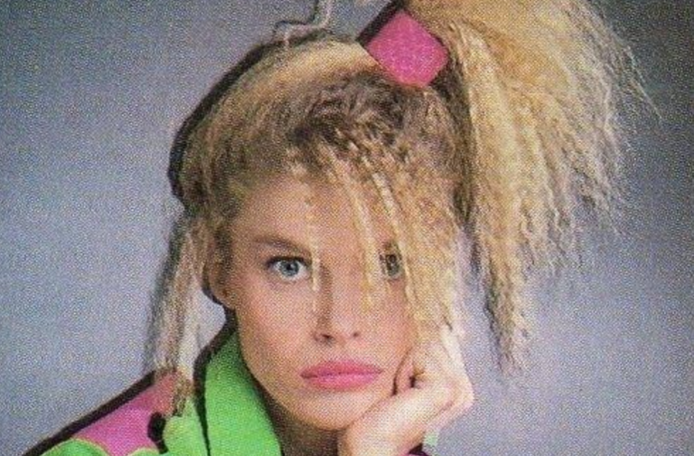 Прически 90 для девочек Hairstyles Of The 80s: Go Big Or Stay Home Hair crimper, Hair styles, 80s hair s