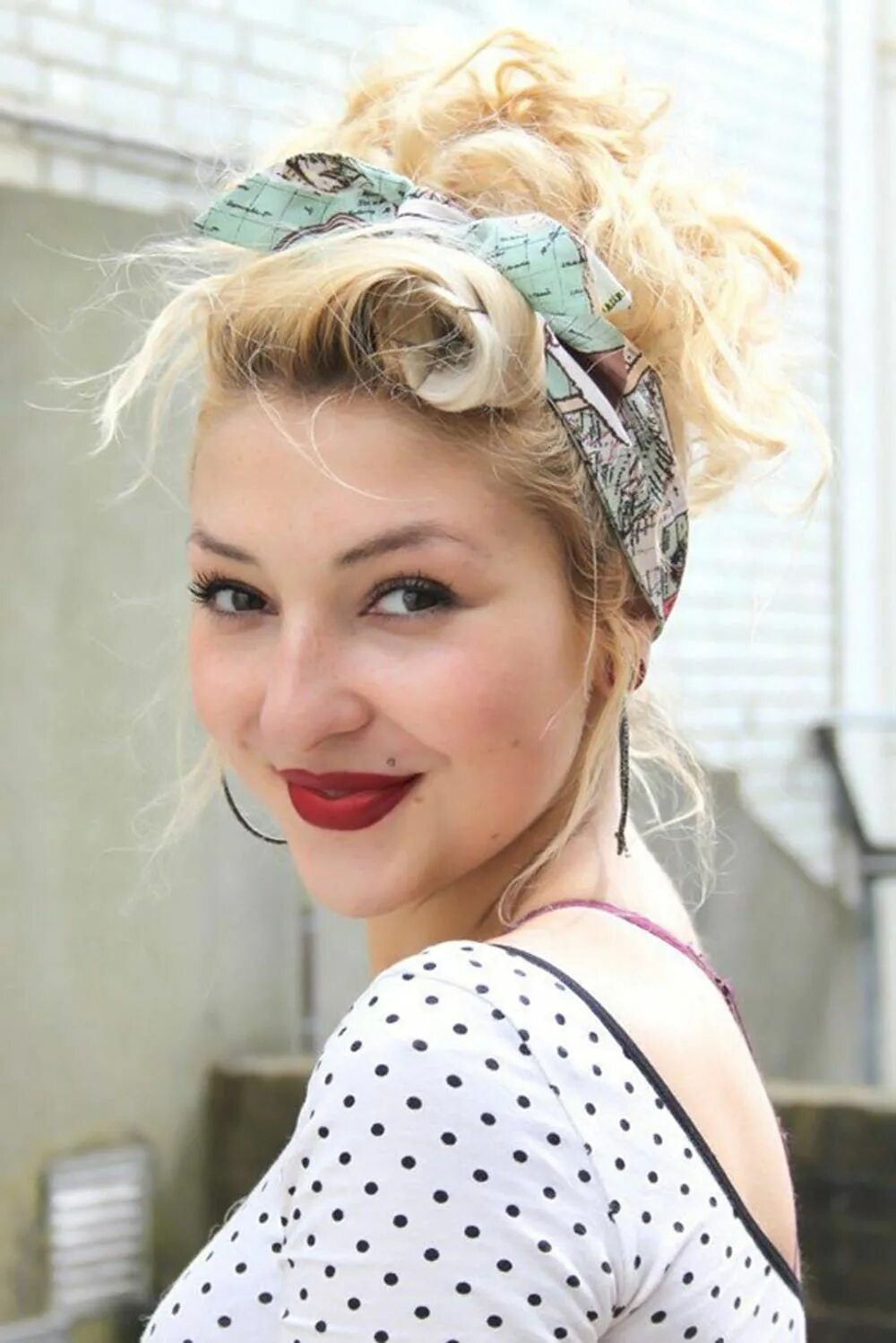 Прически 90 х годов с повязкой 10 #LazyGirl Hairstyles for Chic Vacation Hair Scarf hairstyles, Rockabilly hair