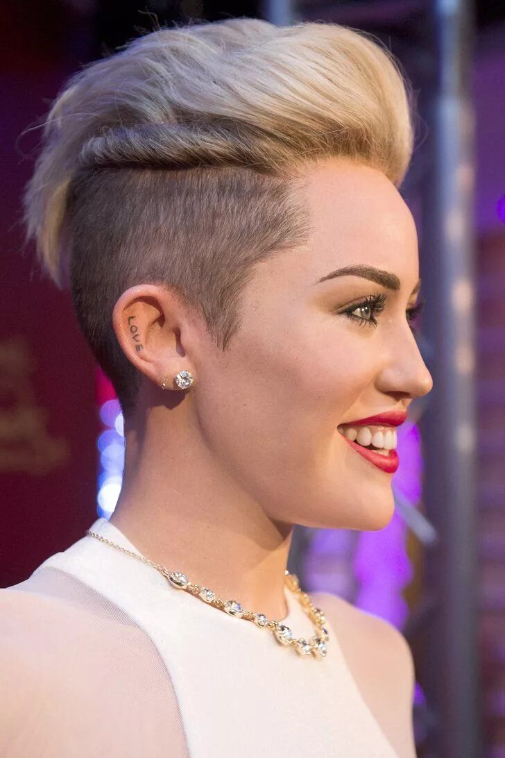 Прически америка женские Miley Cyrus's Wax Figure Looks Scarily Real Miley cyrus, Miley, Cyrus