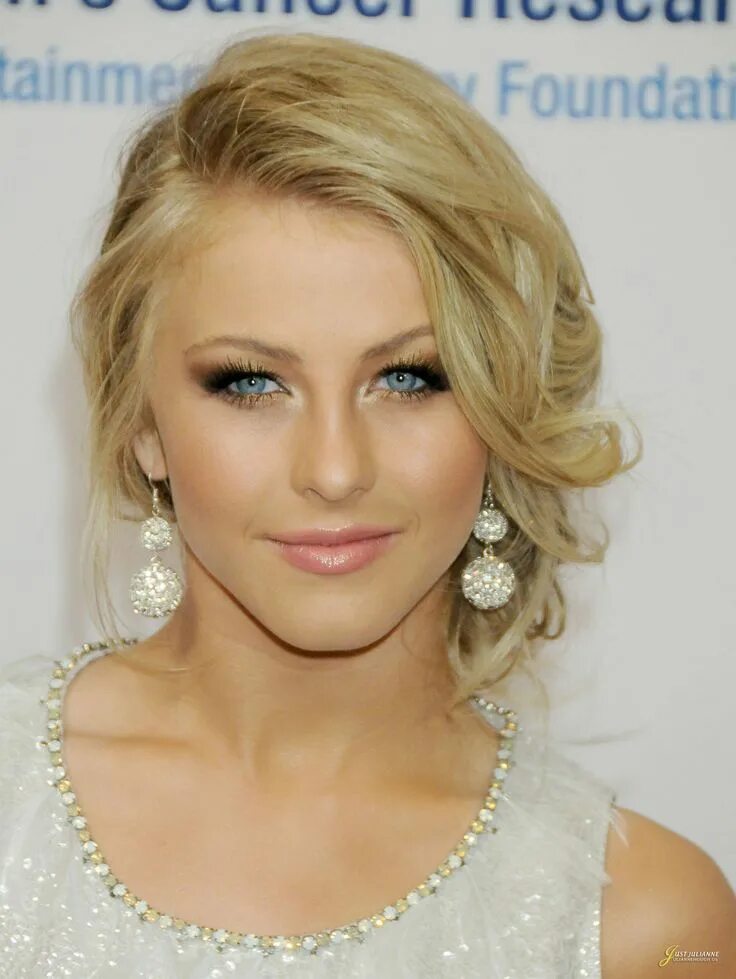 Прически блондинкам на средние julianne hough Wedding makeup blonde, Julianne hough hair, Wedding hair and make