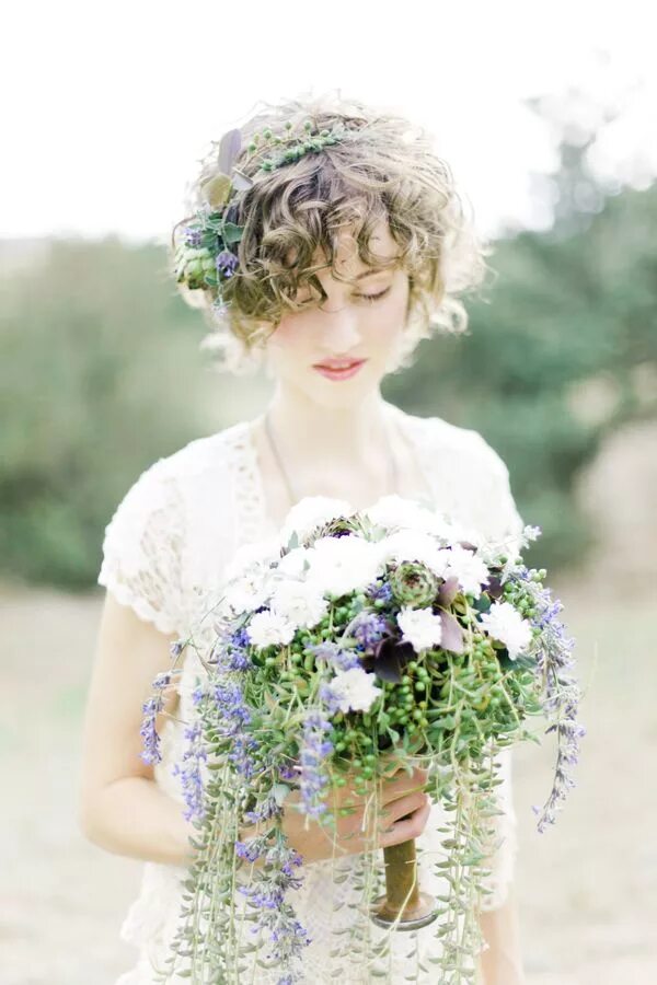 Прически бохо на короткие волосы Naturalist Wedding Inspiration Short wedding hair, Wedding hair flowers, Flower 