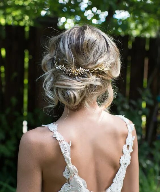 Прически бохо на короткие волосы messy short hair updo with a boho headband Romantic wedding hair, Hair vine wedd