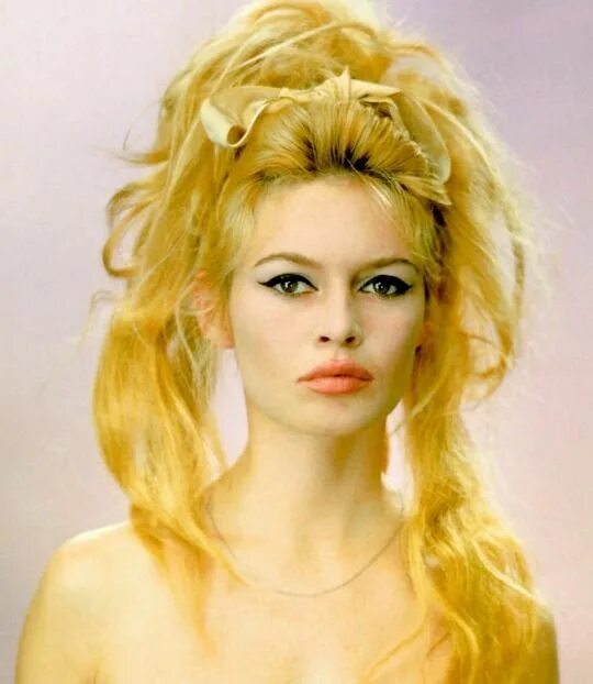 Прически бриджит бардо фото Vintage Deluxe - meganmonroes: Brigitte Bardot by Sam Levin in.