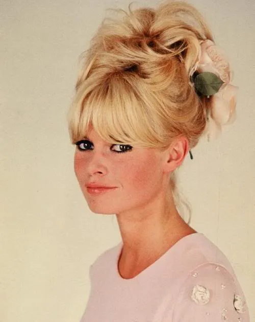 Прически бриджит бардо фото Beehive Envy: Brigitte Bardot in 2024 Brigitte bardot hair, Bardot hair, Wedding