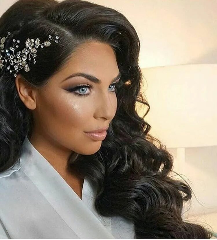 Прически брюнеткам длинные Gorgeous bridal headpiece by @bridalstylesboutique in New York. Ship anywhere! B