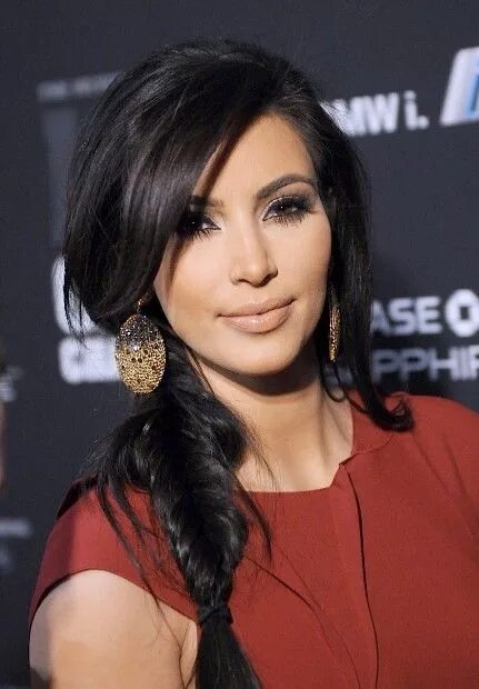 Прически брюнеткам длинные Kim Kardashian Side Fishtail Braid with Bangs - Hairstyles Weekly Penteados, Cab