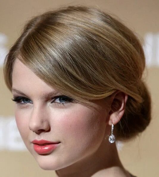 Прически делового стиля женские на средние волосы Taylor Swift Classic Bun Straight hair updo, Hair updo pictures, Long hair style