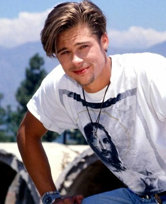 Прически девяностых мужские Brad Pitt looks ace rocking a simple print tee back in the 90s. Check out our ra