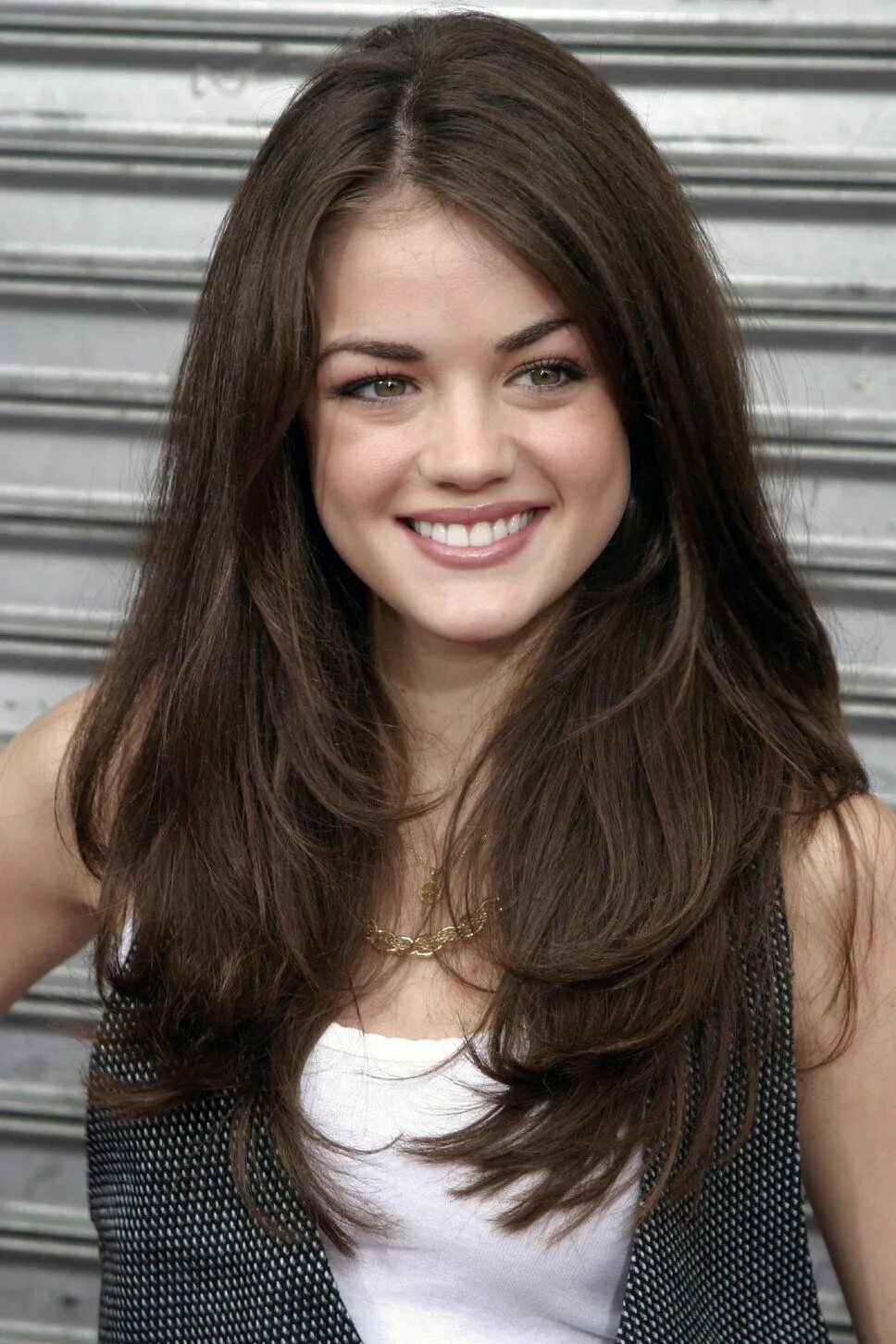 Прически длинные волосы без челки фото lucy hale Idee per capelli, Capelli, Capelli lisci lunghi