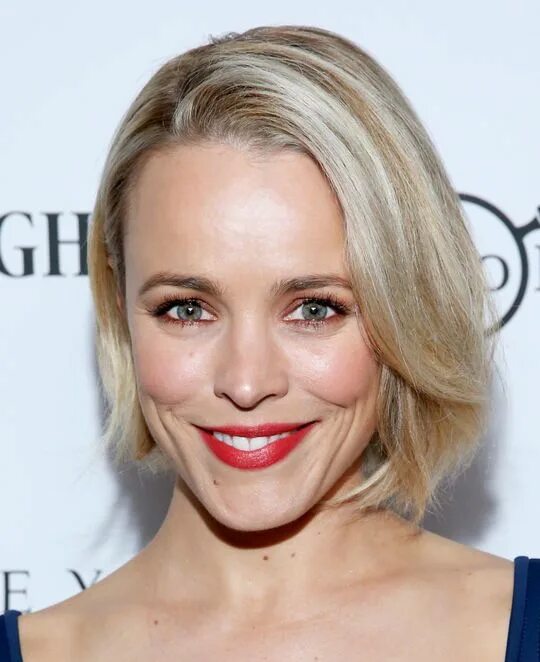 Прически для большого лба женские Rachel McAdams Debuts a Major Hair Change Just in Time for the Oscars Platinum b