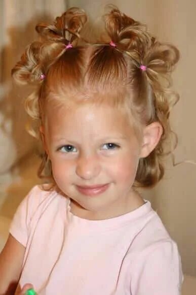 Прически для девочек на короткие жидкие 12 Adorable Toddler Girl Hairstyles Kids curly hairstyles, Curly girl hairstyles