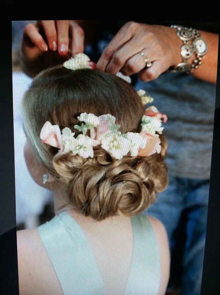 Прически для девочек на свадьбу Flower girl hairstyles, Girl hair dos, Flower girl wedding hair