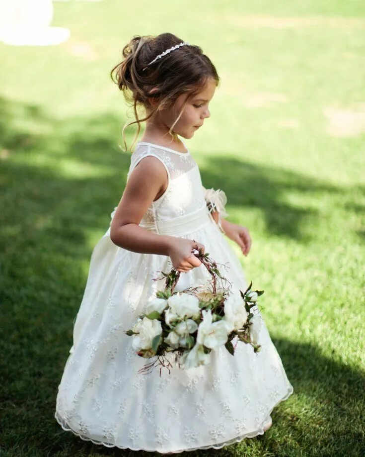 Прически для девочек на свадьбу A Formal, Romantic Garden Wedding in California Flower girl dresses, Flower girl