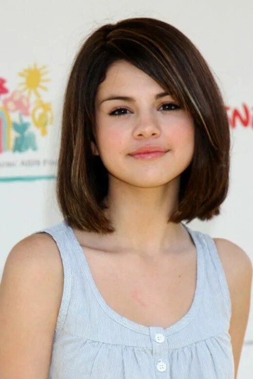 Прически для девочек с круглым лицом Selena Gomez Hairstyles: Long, Short, Wavy, Straight Selena gomez short hair, Se