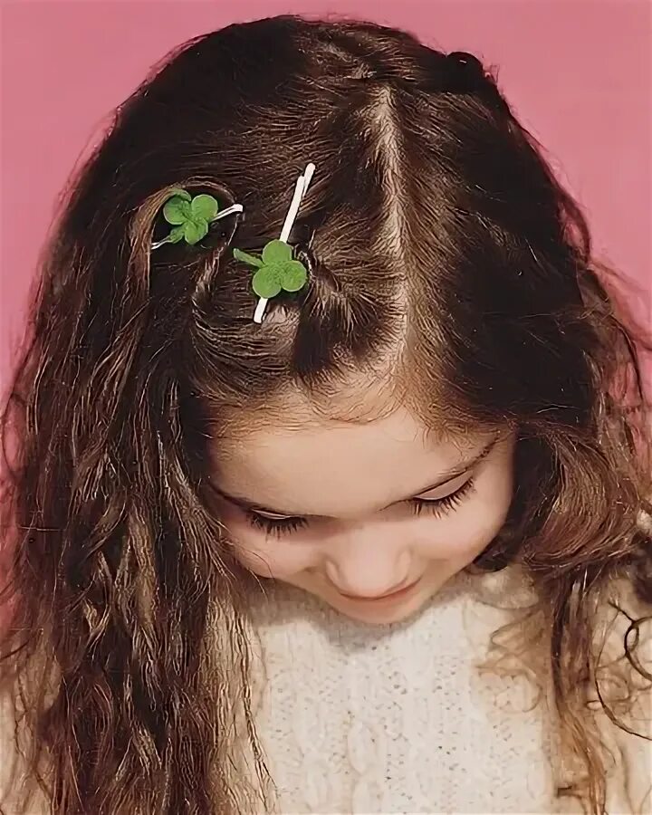 Прически для девочек с заколками DIY tiny clover pins Clover hair, Shamrock hair, Hair pins