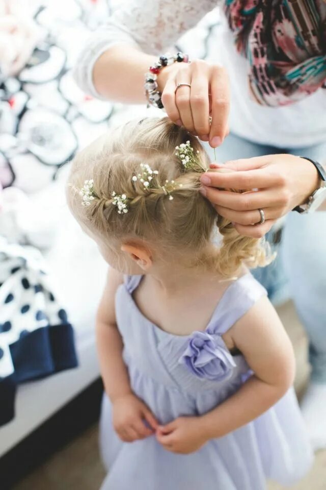 Прически для девочек с заколками Trouwen in duingebied Meijendel in Wassenaar Flower girl hairstyles, Toddler flo