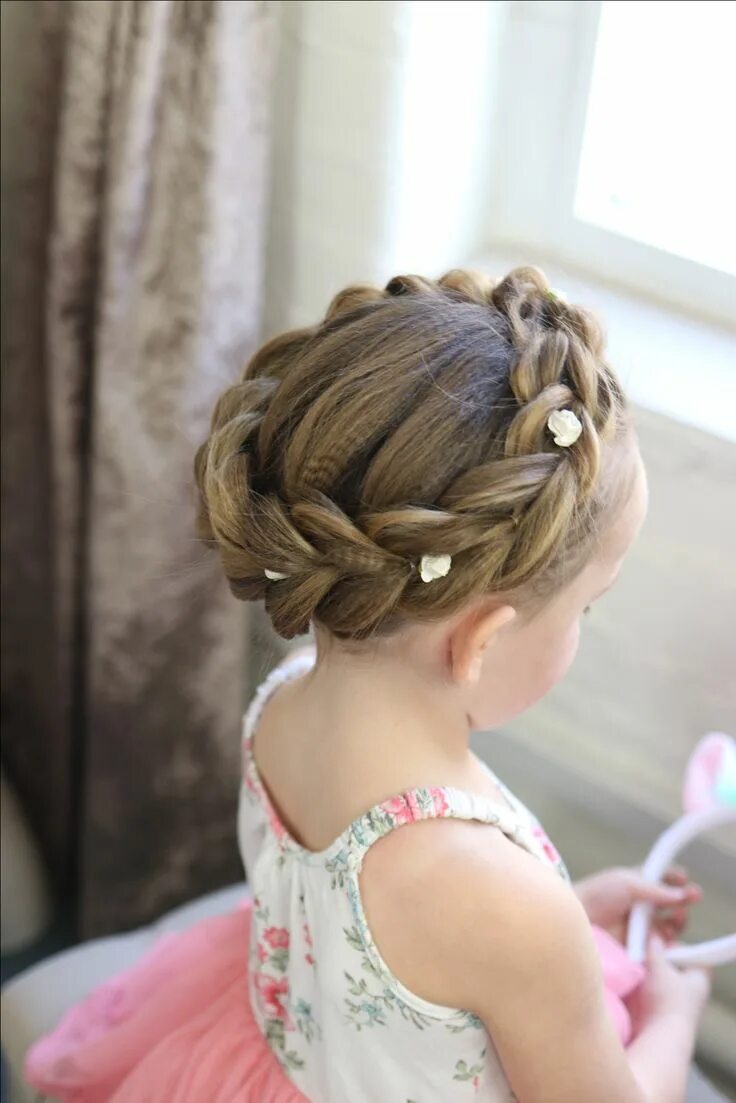 Прически для девочек в садик на праздник Flower girl hair tutorial! #SweetHeartsHair Flower girl hairstyles, Flower girl 