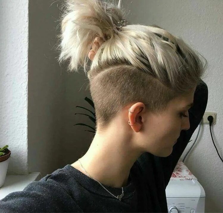 Прически для девочек выбритые виски Aurburn Hair for sale Short shaved hairstyles, Undercut long hair, Beautiful hai