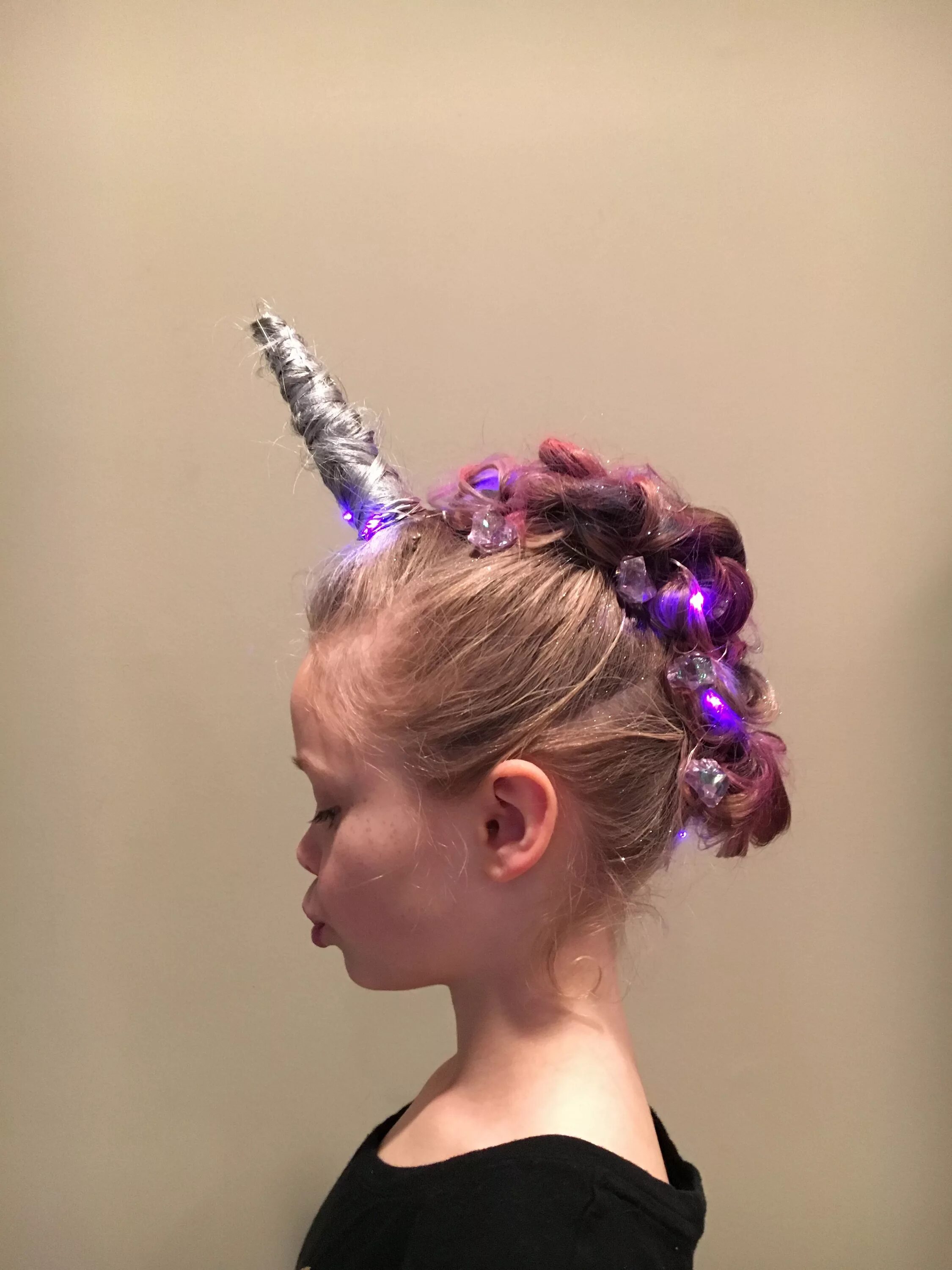 Прически для дискотеки для девочек Pin on Peinados Wacky hair, Crazy hair days, Unicorn hair color