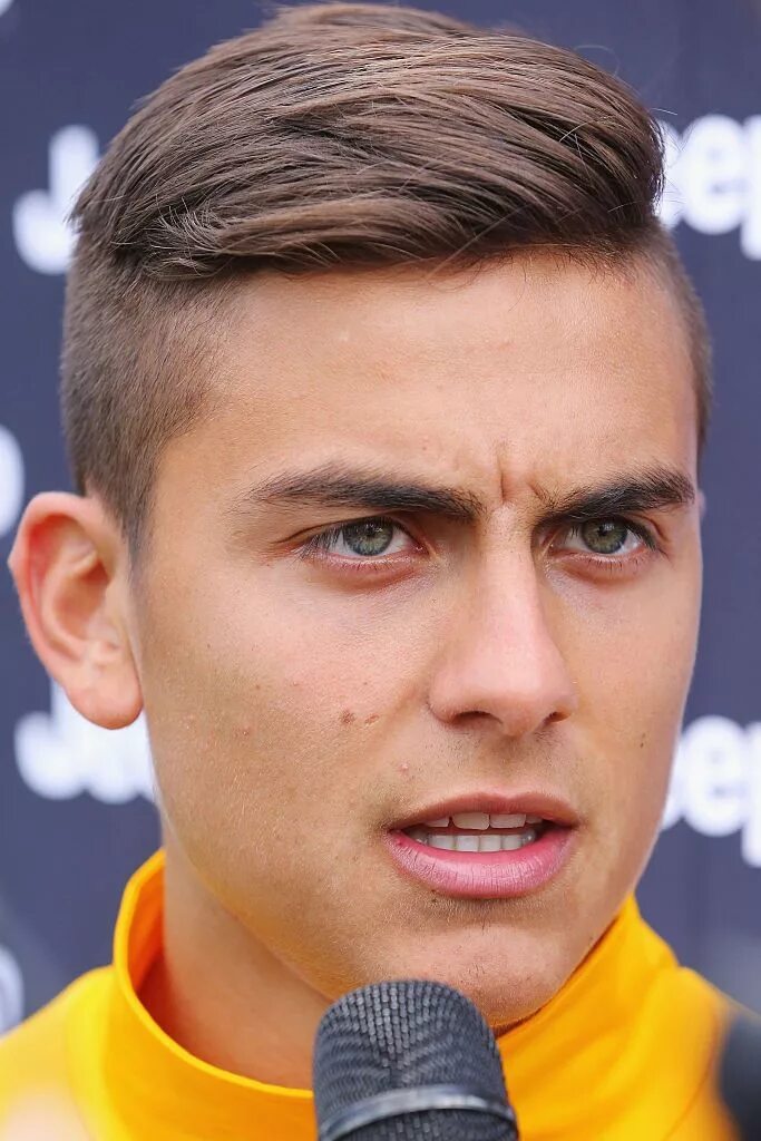 Прически для футболистов 12 лет Paulo Dybala of Juventus speaks to media during a Richmond Tigers AFL... Hair cu