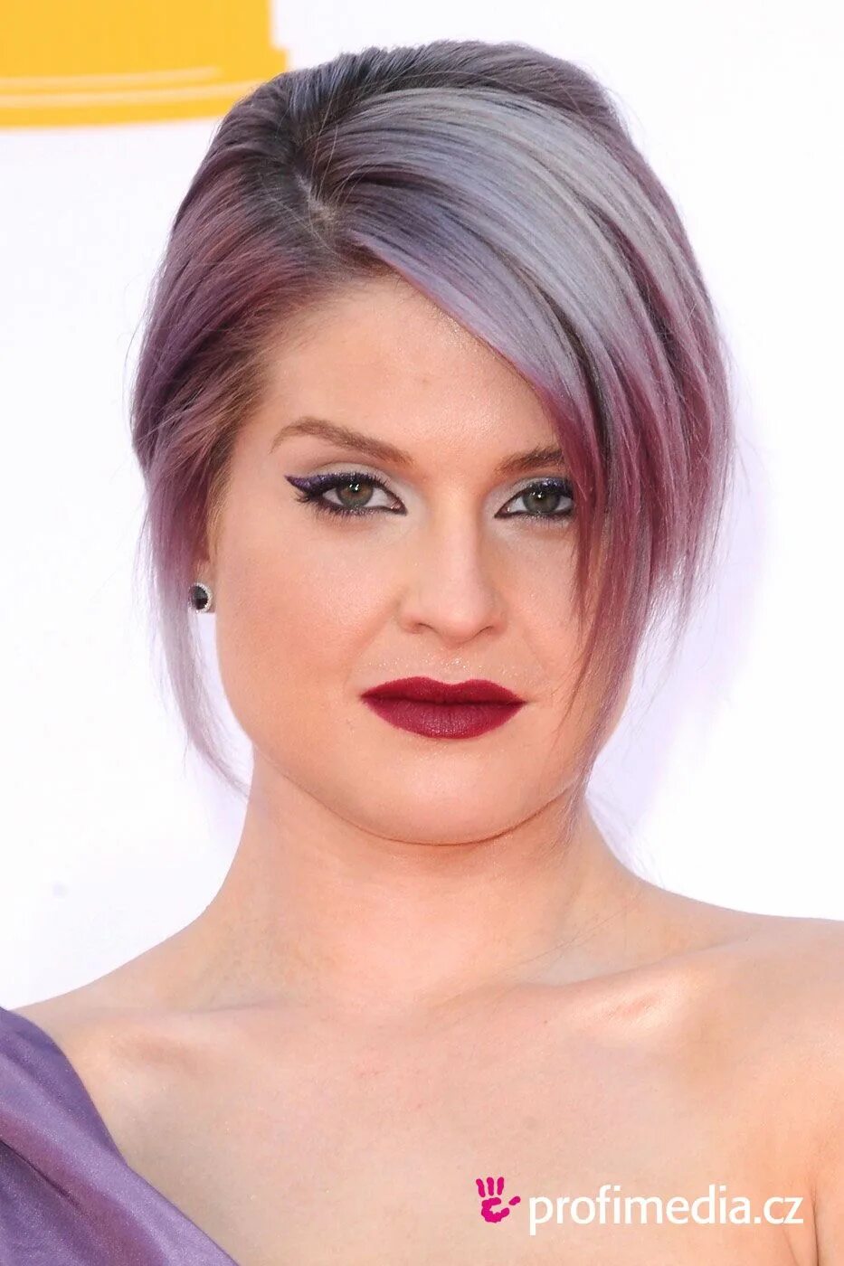 Прически для грушевидного лица женские Kelly Osbourne - - hairstyle Kelly osbourne hair, Peekaboo hair, Really short ha