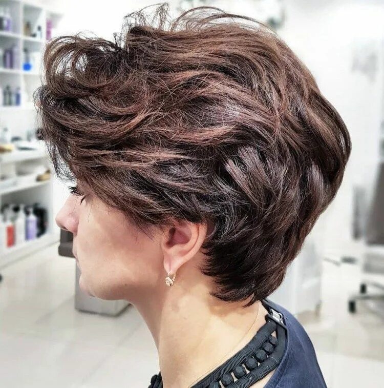 Прически для густых волос для женщин Tousled Brown Pixie Hairstyle Short hairstyles for thick hair, Pixie haircut for