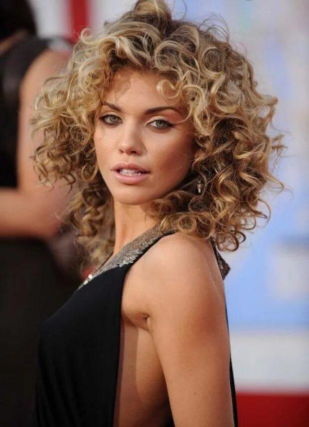 Прически для кучерявых волос для женщин 42 Outstanding Short Curly Hairstyles For Women Coiffure cheveux frisés, Coupe d