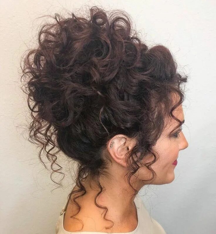 Прически для кудрявых женщин Voluminous High Curly Bun Updo Curly hair styles naturally, Curly bun hairstyles