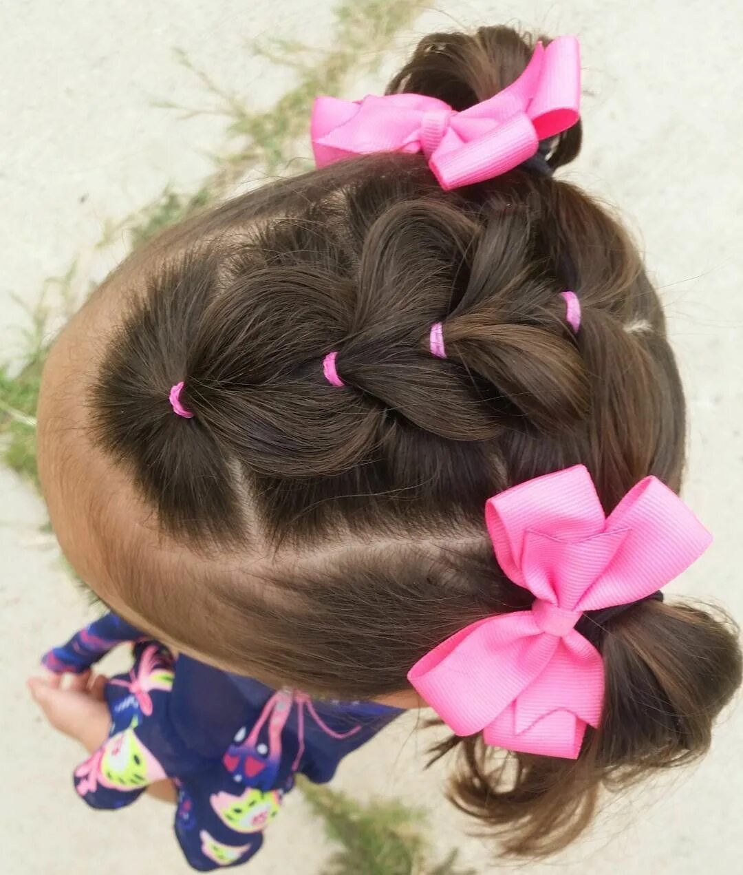 Простые и красивые прически для девочек на 1 сентября 2023 Kids hairstyles, Baby