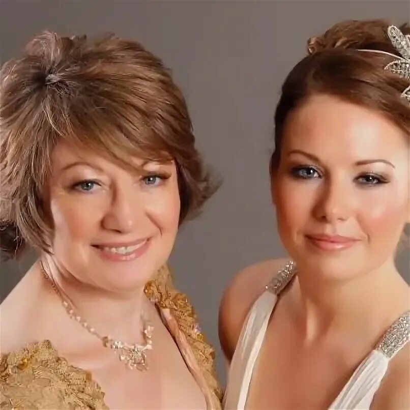 Прически для мам фото stunning mother of the bride makeup in golds with beautiful bride daughter. www,