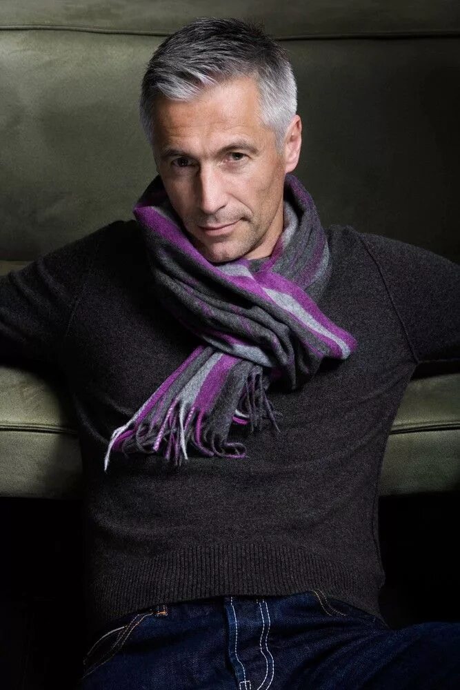 Прически для мужчин 45 лет IntriZ Grey hair men, Men with grey hair, Mens hairstyles