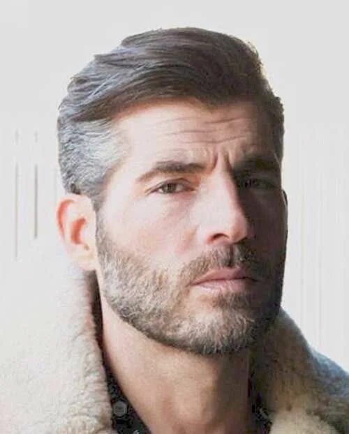 Прически для мужчин 45 лет 17.Older Mens Hairstyle Barba e cabelo masculino, Cabelo grisalho masculino, Bar