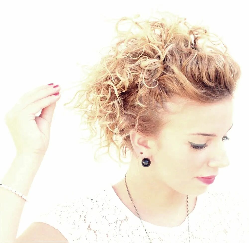 Прически для непослушных волос Curly hairstyles: simple and beautiful ideas Short curly hair, Hair styles, Cool