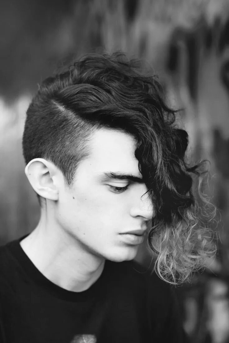 Прически для пацанов с длинными волосами Shaved Sides and Cascade of Curly Bang. Shaved side hairstyles, Shaved side hair