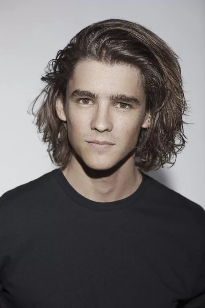 Прически для подростков длинные волосы мужские Brenton Thwaites Frisuren lange haare männer, Lange haare männer, Haare männer